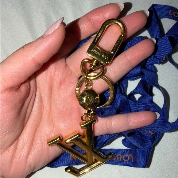 💯 authentic Louis Vuitton Gold LV Logo Keychain come with box and dust bag - Picture 5 of 5